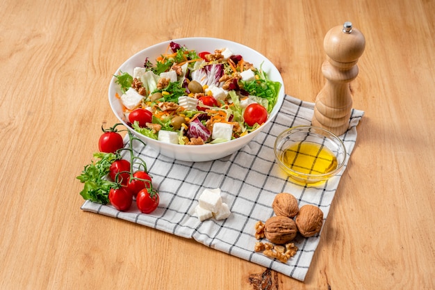 miska z sałatką i składniki